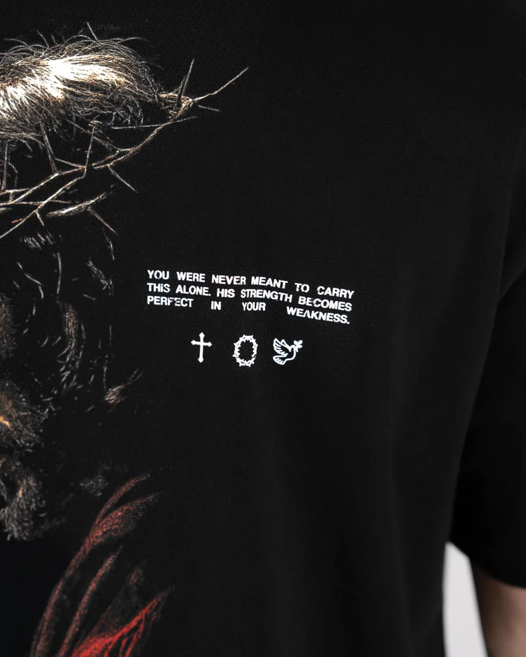Joshua 1:9 ’Never Alone’ Men’s Oversized T-Shirt - Image 4